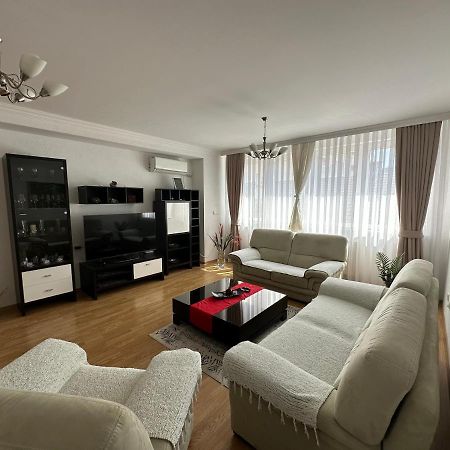 Spacious 3-Bedroom Condo Next To City Center Prishtine Bagian luar foto