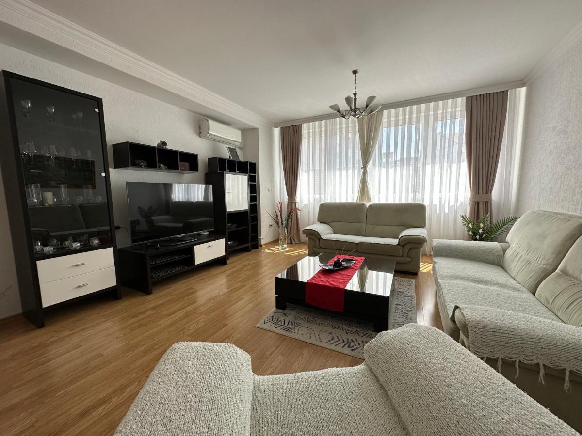 Spacious 3-Bedroom Condo Next To City Center Prishtine Bagian luar foto