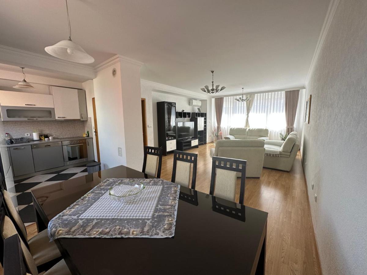 Spacious 3-Bedroom Condo Next To City Center Prishtine Bagian luar foto