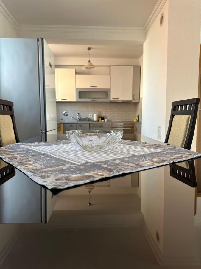 Spacious 3-Bedroom Condo Next To City Center Prishtine Bagian luar foto