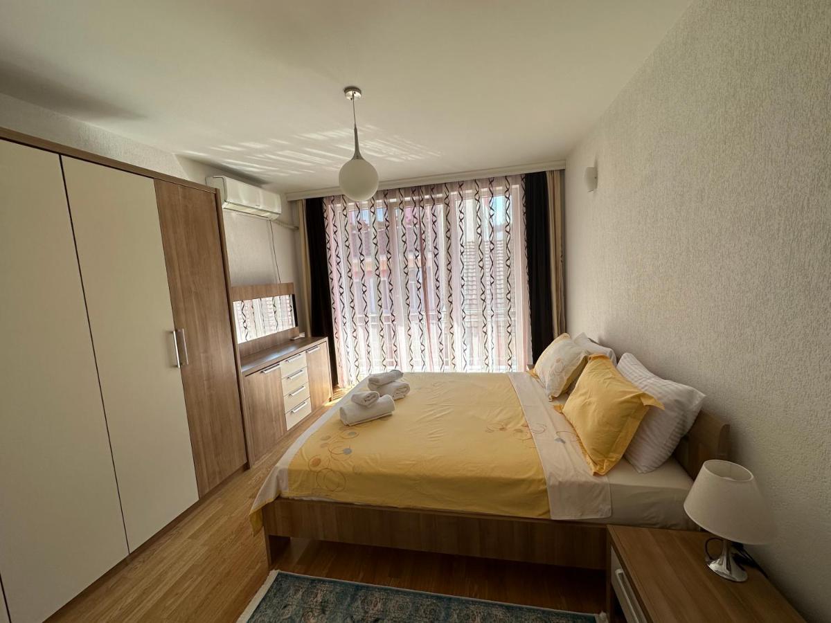 Spacious 3-Bedroom Condo Next To City Center Prishtine Bagian luar foto