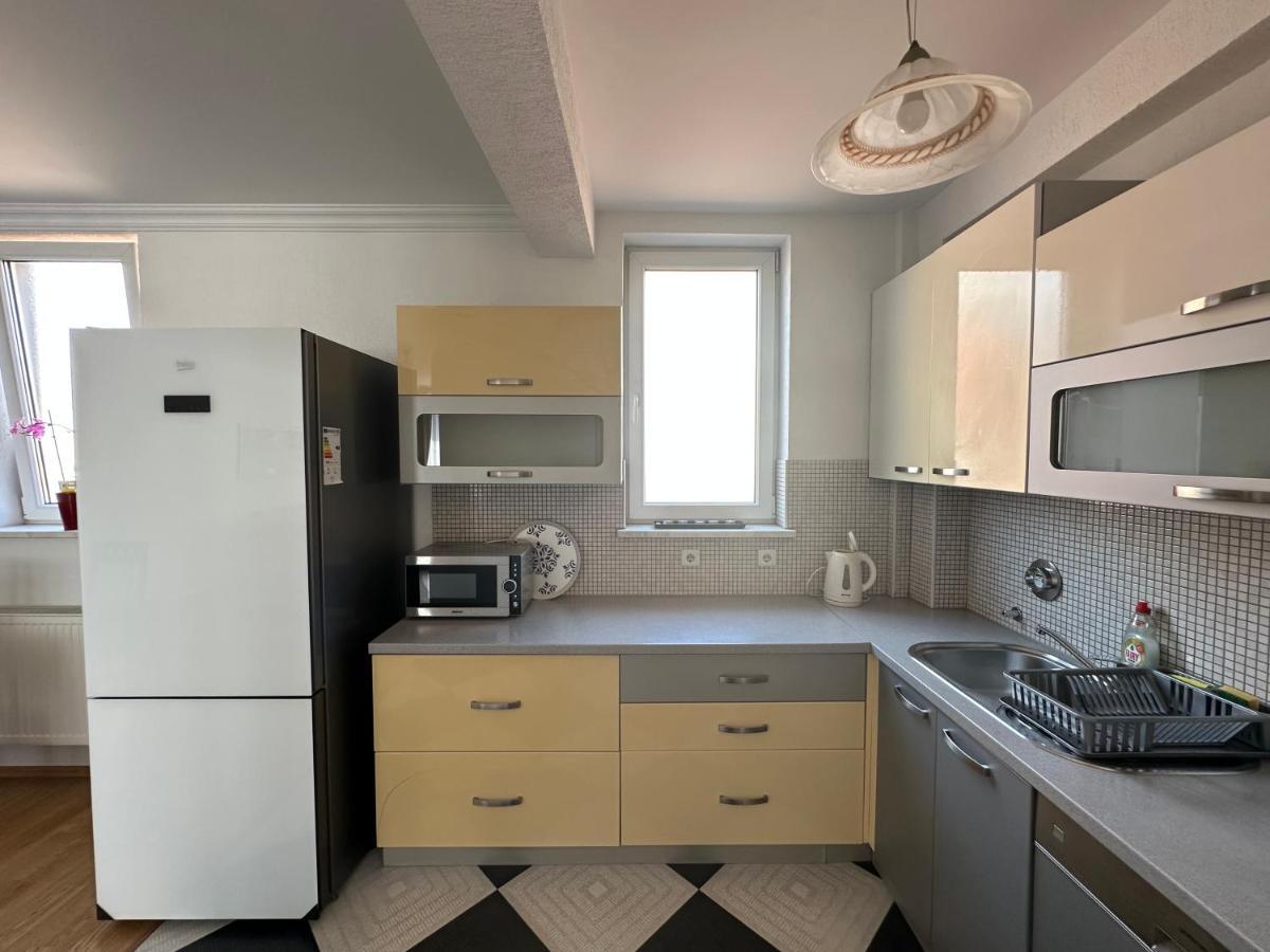 Spacious 3-Bedroom Condo Next To City Center Prishtine Bagian luar foto