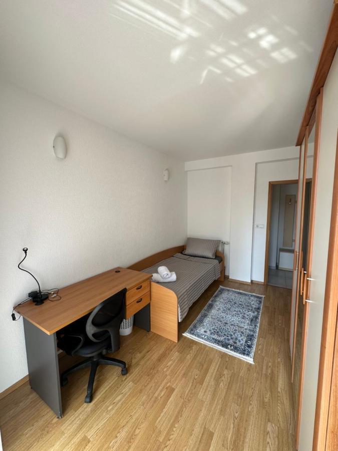 Spacious 3-Bedroom Condo Next To City Center Prishtine Bagian luar foto