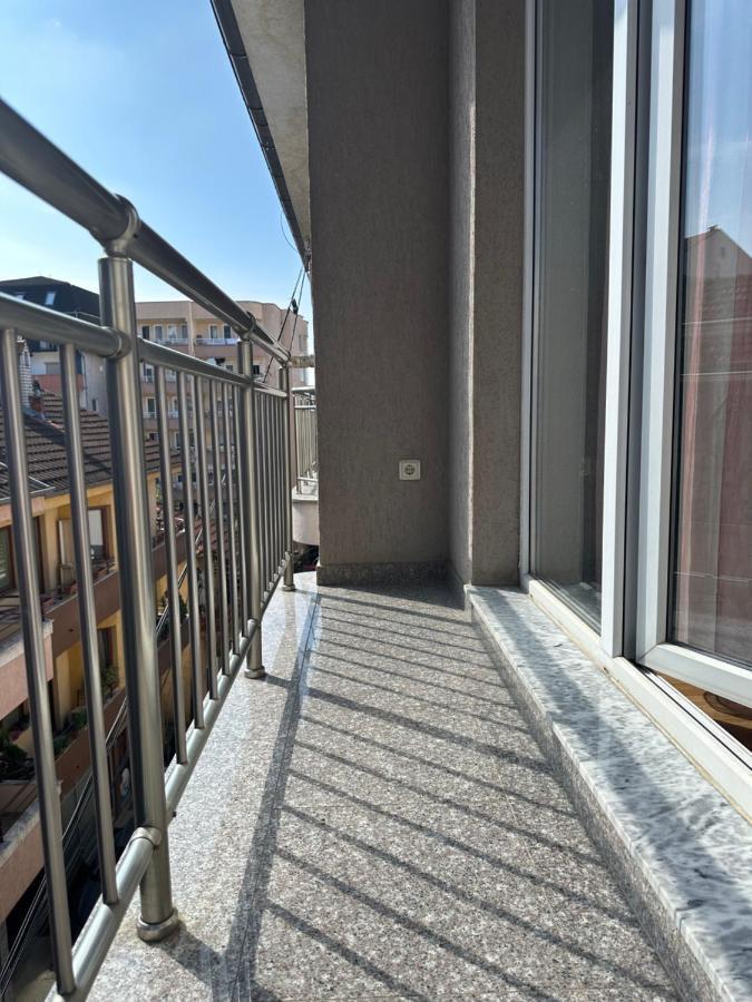 Spacious 3-Bedroom Condo Next To City Center Prishtine Bagian luar foto