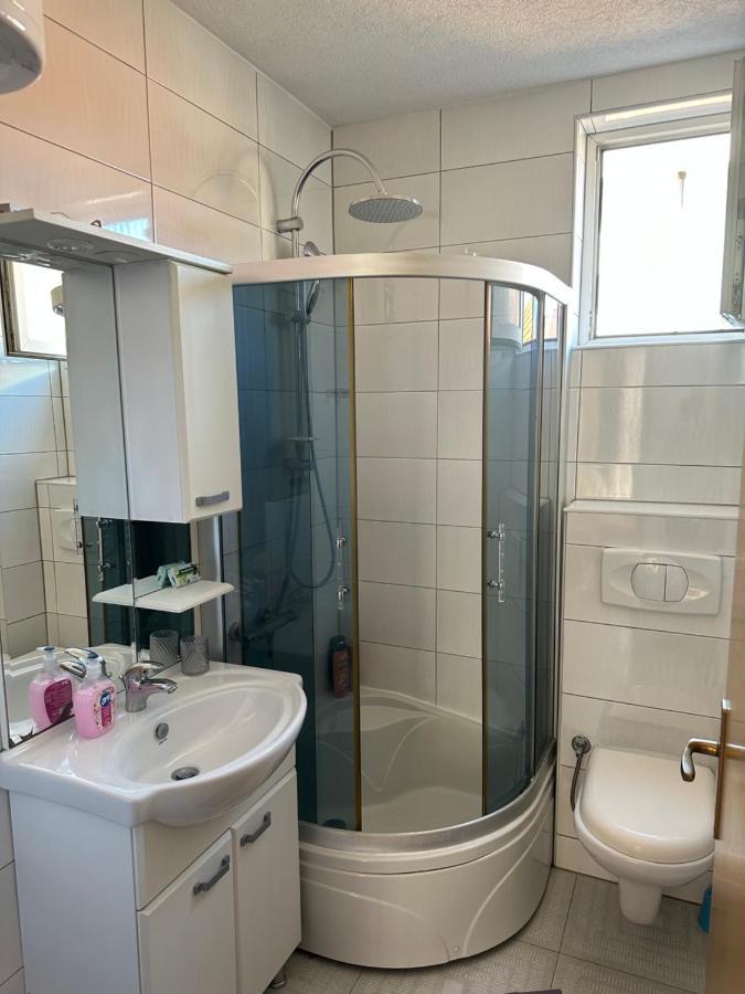 Spacious 3-Bedroom Condo Next To City Center Prishtine Bagian luar foto