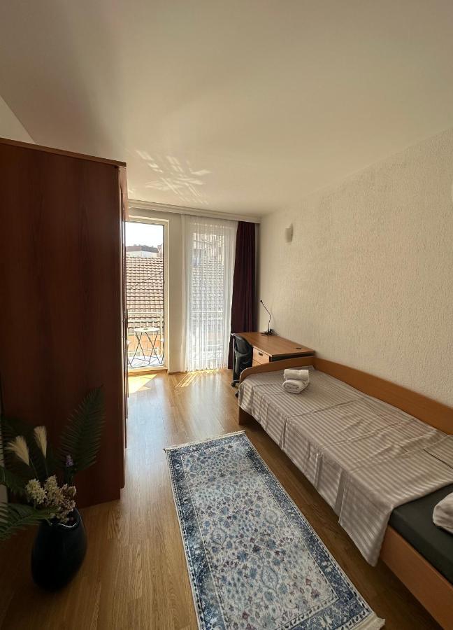 Spacious 3-Bedroom Condo Next To City Center Prishtine Bagian luar foto