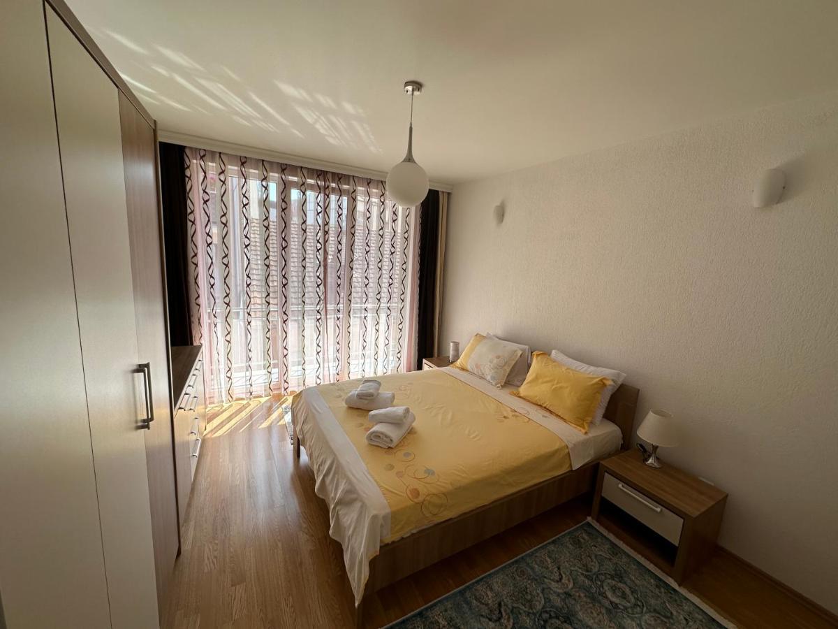 Spacious 3-Bedroom Condo Next To City Center Prishtine Bagian luar foto