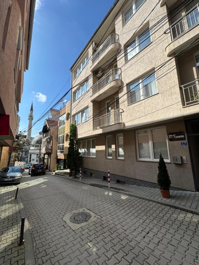 Spacious 3-Bedroom Condo Next To City Center Prishtine Bagian luar foto
